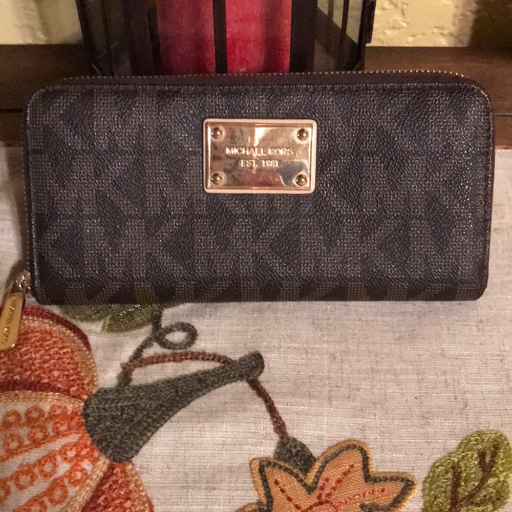 Michael Kors jet set brown zip around wallet